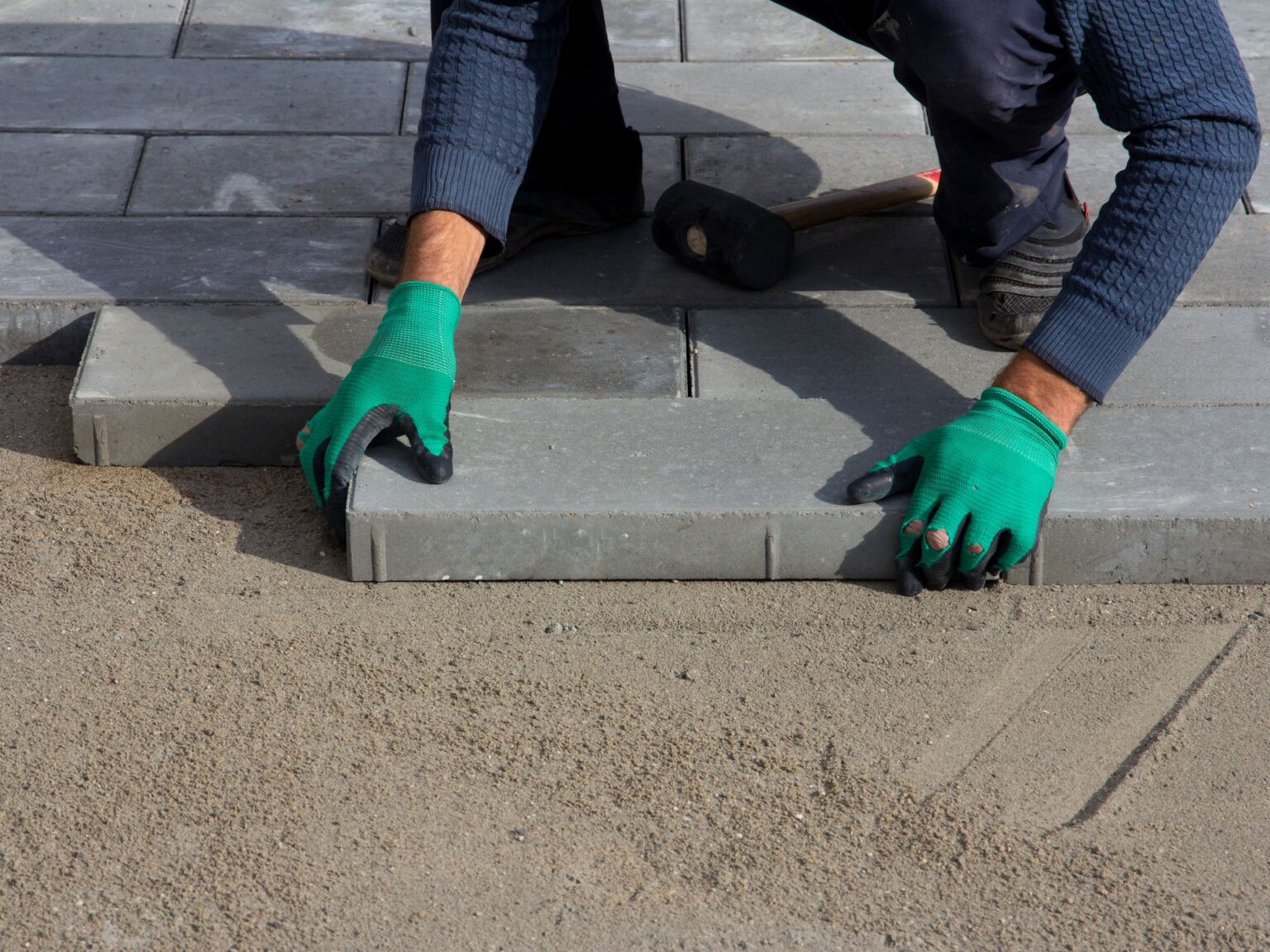 Large concrete pavers: outdoor spaces with style and durability