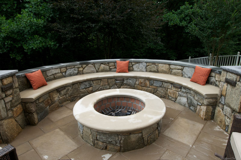 Retaining wall for a fire pit